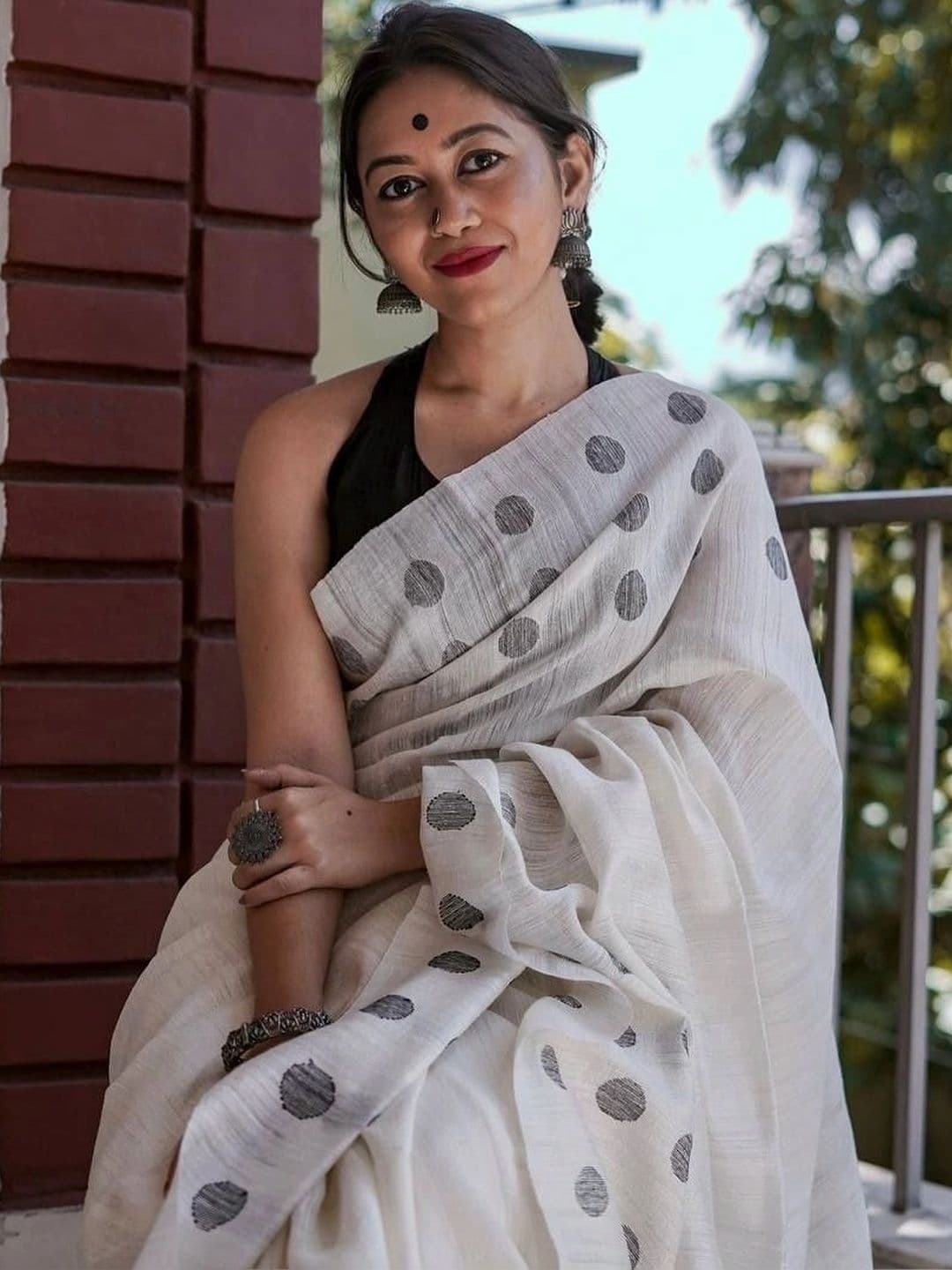 AAVEE Woven Design Zari Art Silk Banarasi Saree thumbnail 2