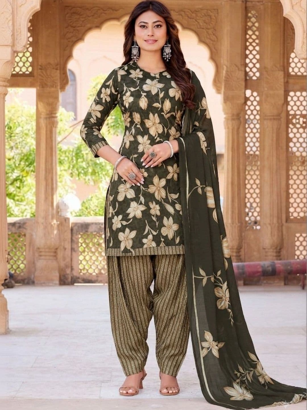 shree jeenmata collection Women Floral Printed Regular Pure Cotton Kurta with Patiala & With Dupatta thumbnail 4