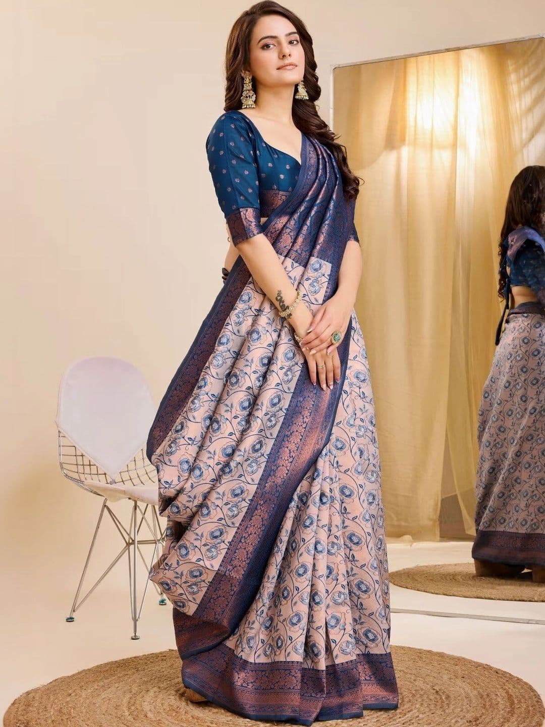 VS MALL Floral Zari Banarasi Saree thumbnail 4