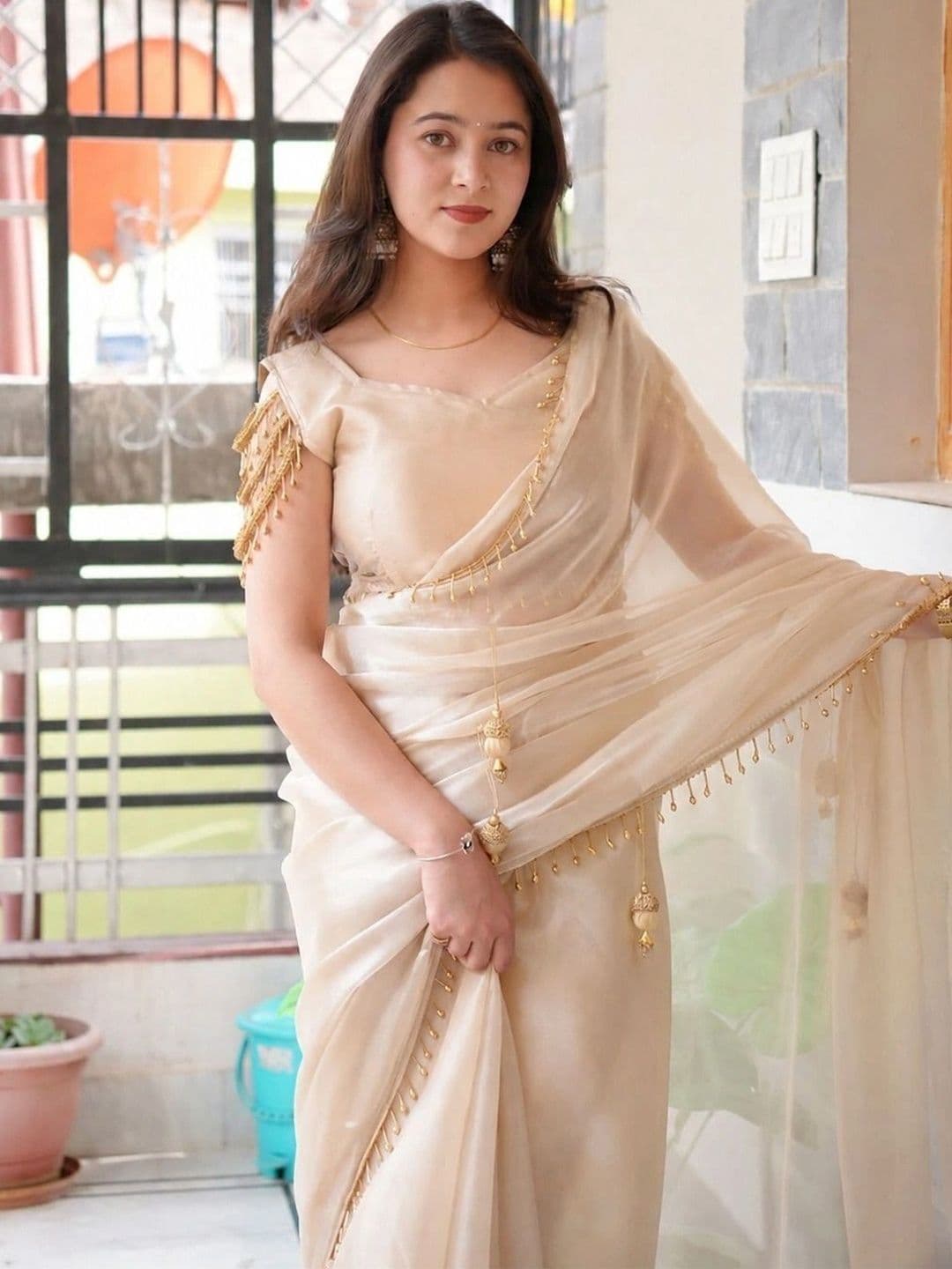 Saanvi Embroidered Silk Blend Saree thumbnail 4