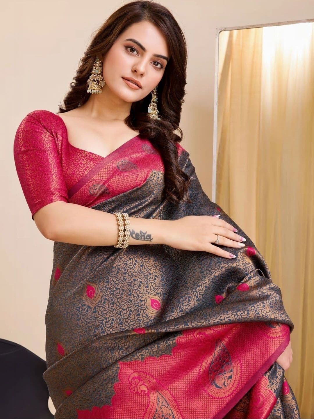 VS MALL Women Ethnic Motifs Printed Zari Banarasi Saree thumbnail 4