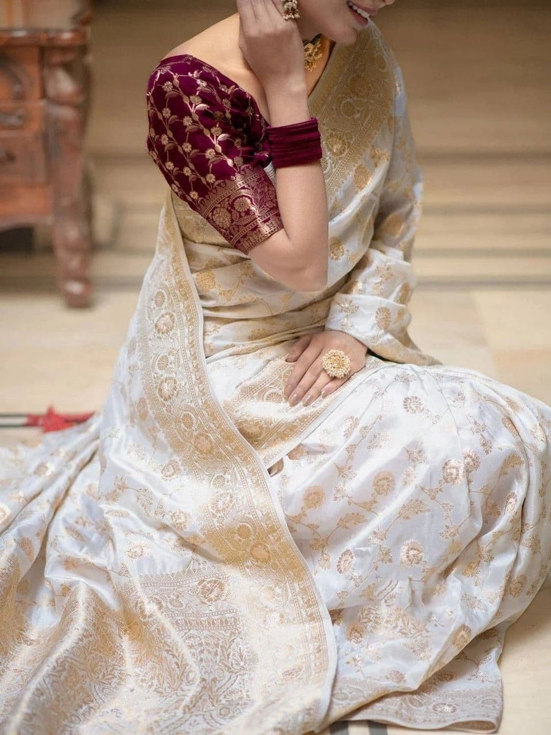 clotheva Woven Design Zari Art Silk Banarasi Saree thumbnail 2