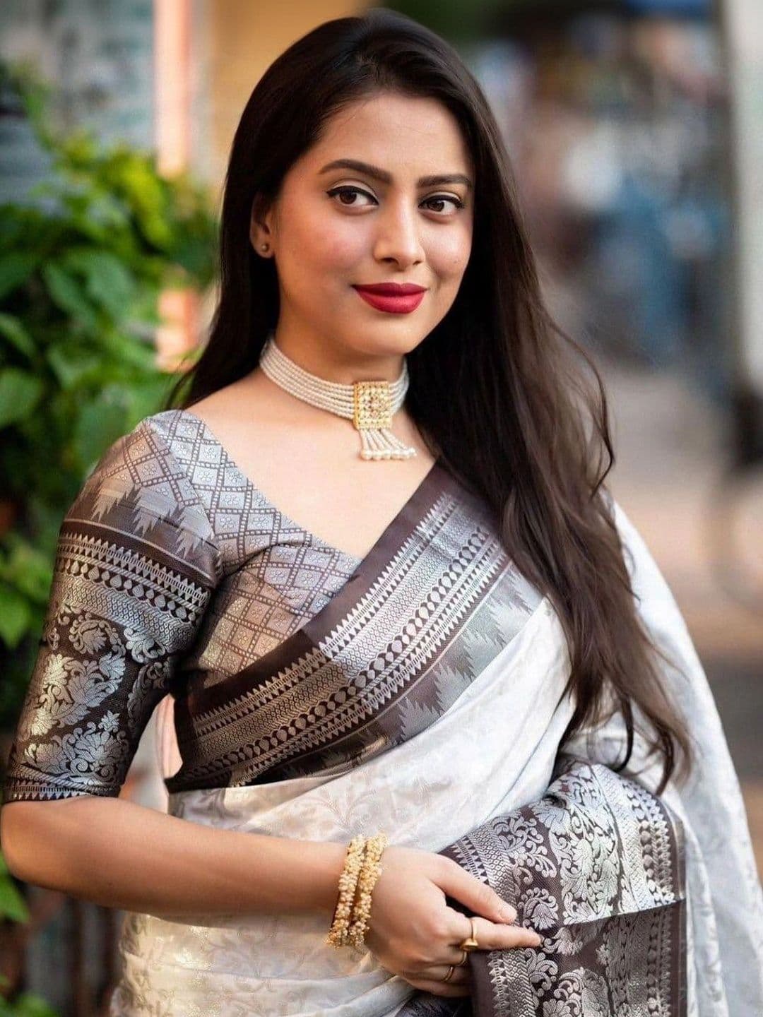 FASHIONIZO Woven Design Zari Art Silk Banarasi Saree thumbnail 3