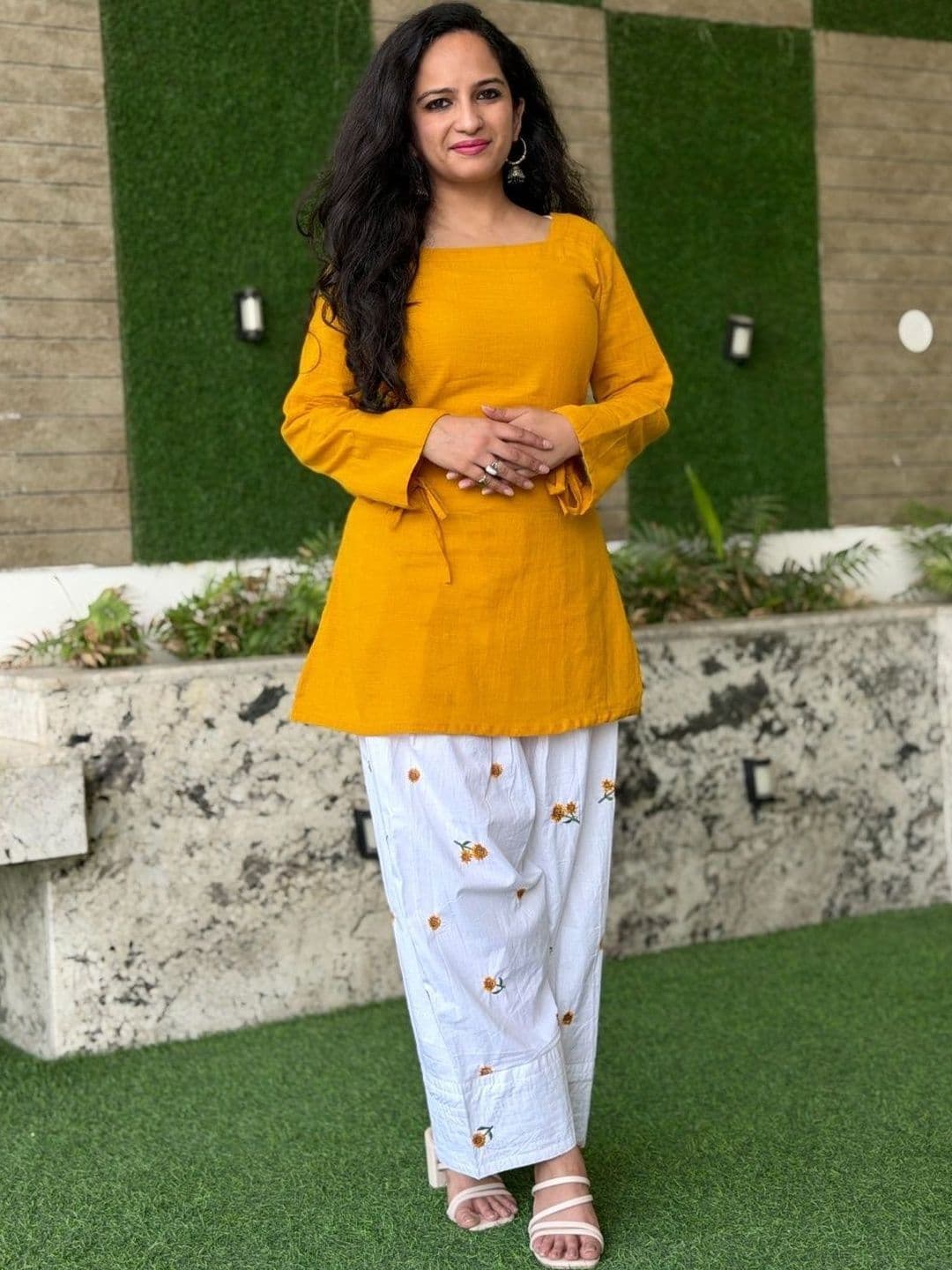 SUNDAR BAI Women Ethnic Motifs Regular Thread Work Kurti with Trousers thumbnail 5