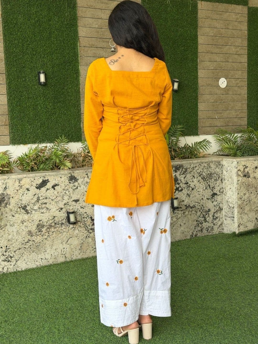 SUNDAR BAI Women Ethnic Motifs Regular Thread Work Kurti with Trousers thumbnail 4
