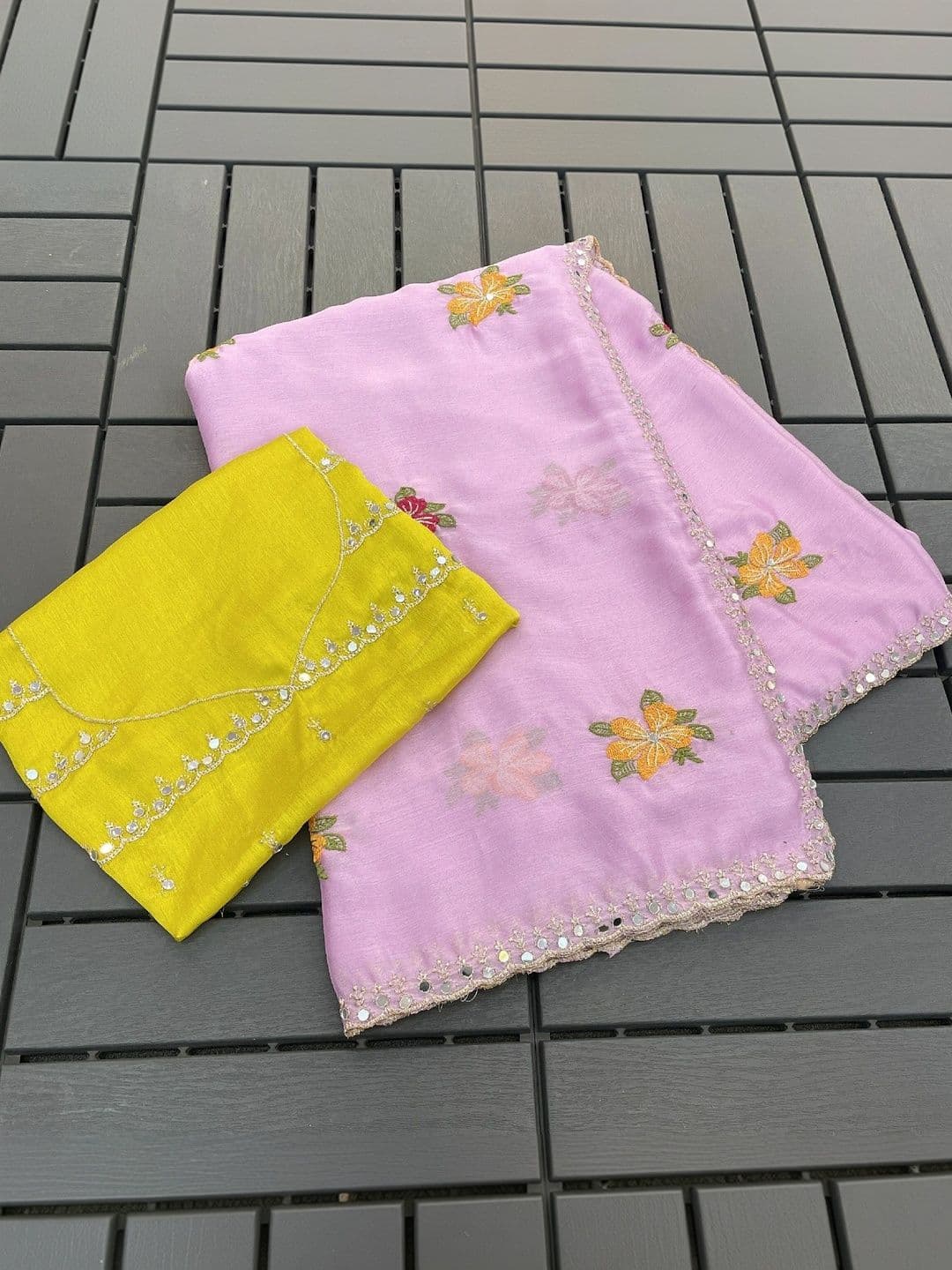 SmileyFashion Floral Mirror Work Poly Chiffon Designer Saree thumbnail 6