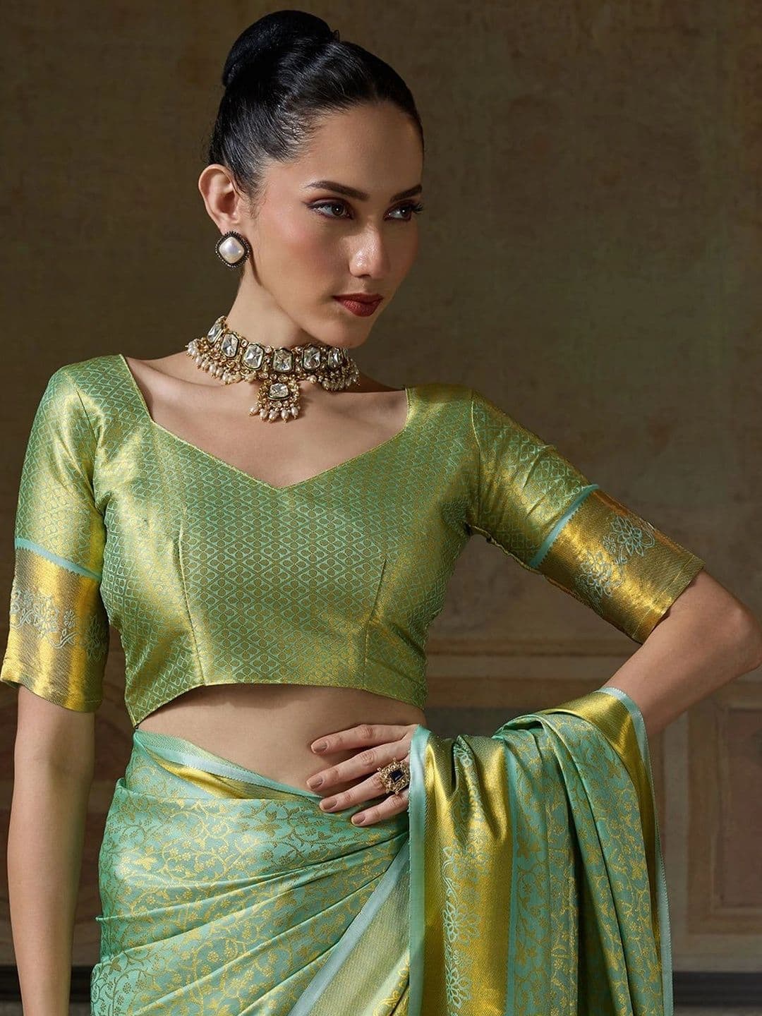 Sutriti Woven Design Silk Blend Designer Banarasi Saree thumbnail 4
