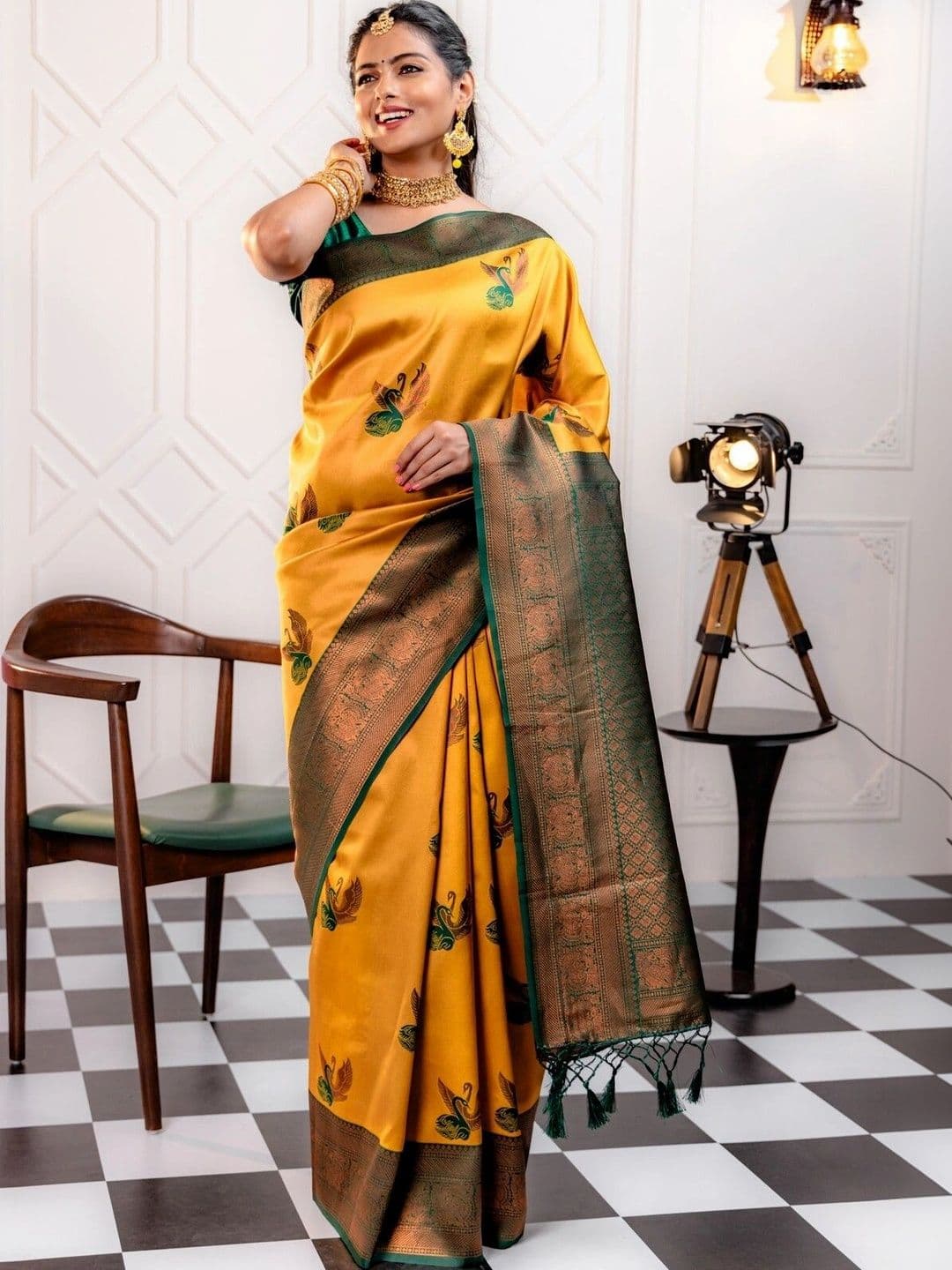 VS MALL Woven Design Zari Banarasi Saree thumbnail 4