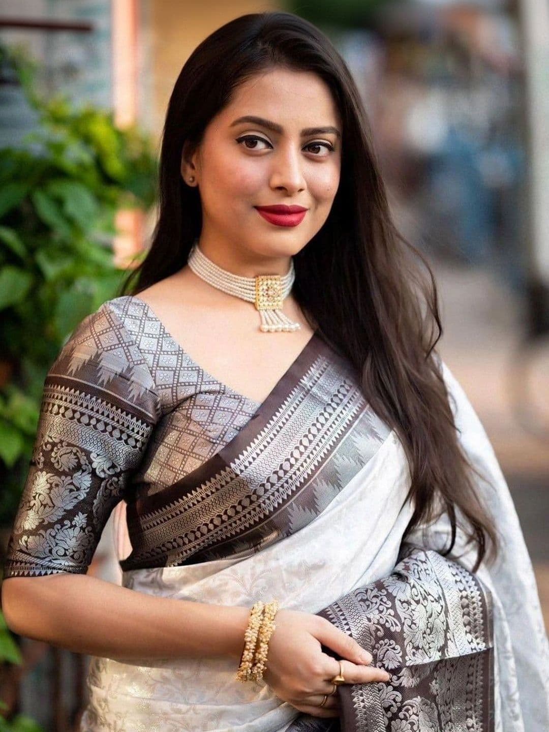 JUICE BEAUTY Woven Design Zari Art Silk Banarasi Saree thumbnail 3