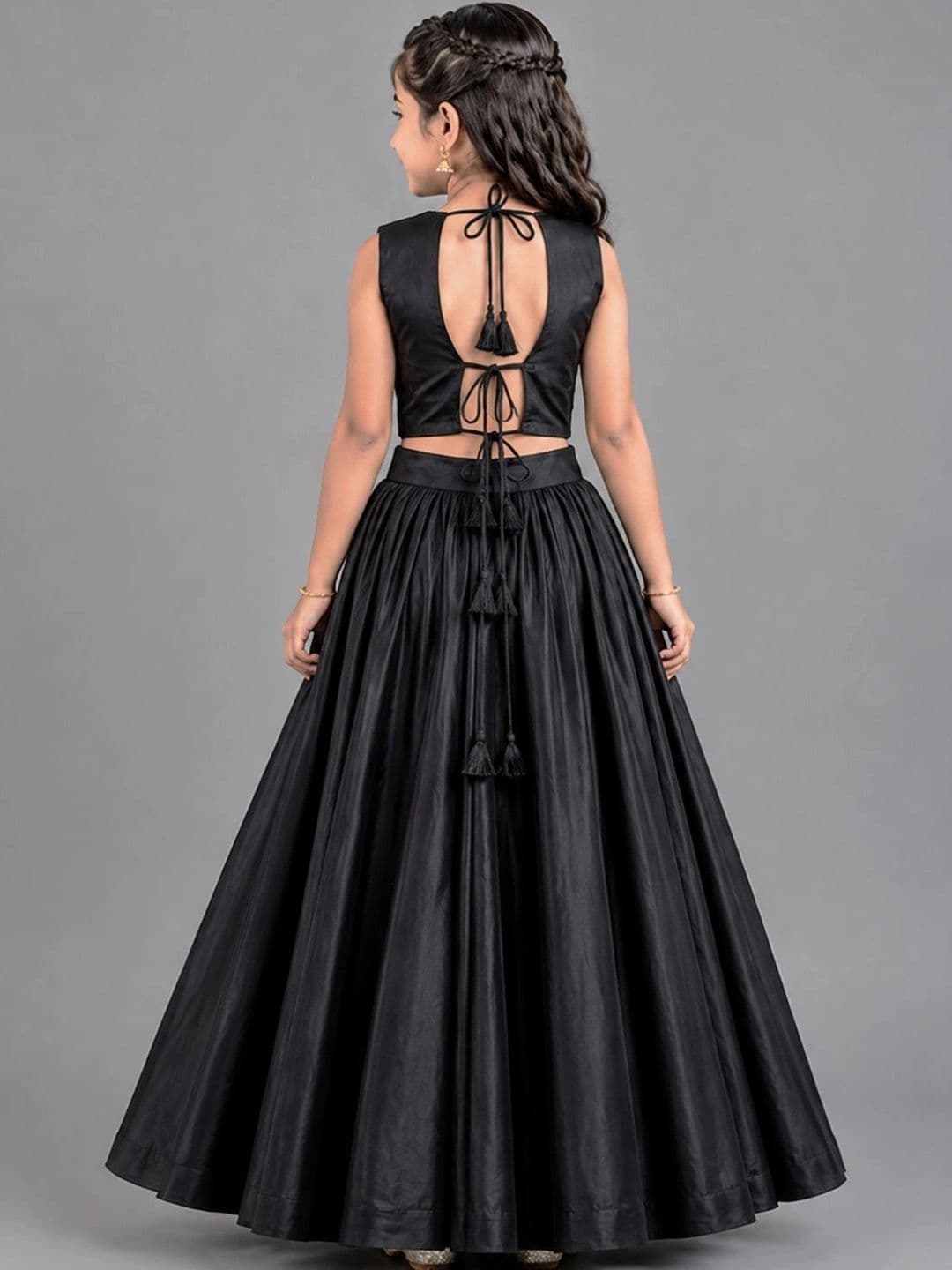 Charan Kanya Girls V-neck Lehenga & Choli thumbnail 2