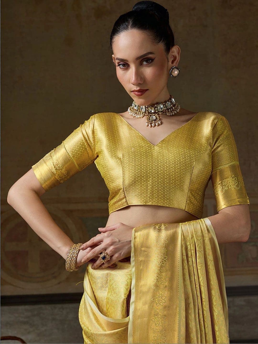 Sutriti Woven Design Zari Silk Blend Designer Banarasi Saree thumbnail 4