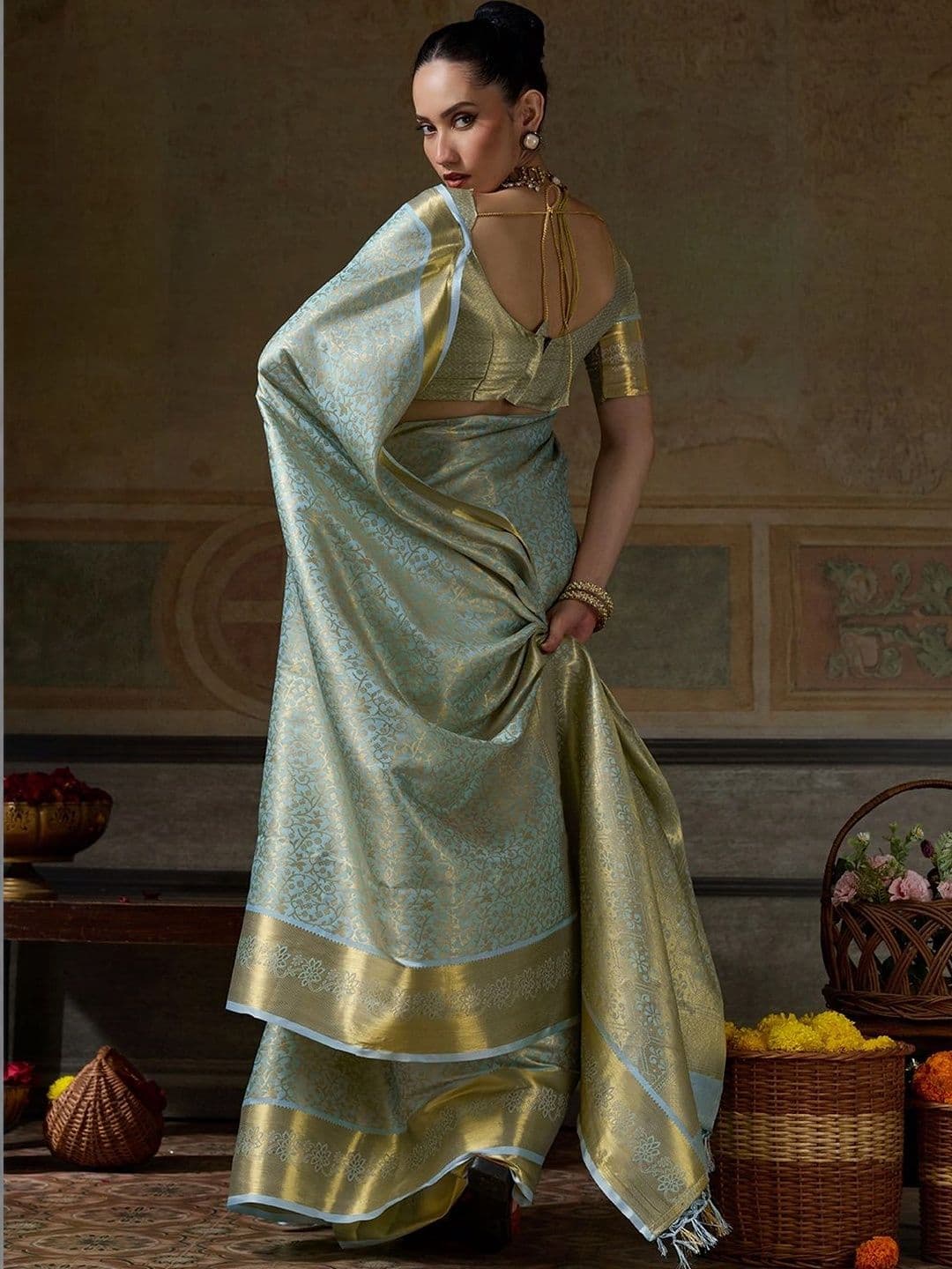 Sutriti Woven Design Zari Silk Blend Designer Banarasi Saree thumbnail 5