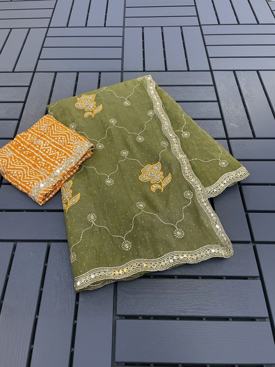 SmileyFashion Floral Poly Georgette Saree thumbnail 3