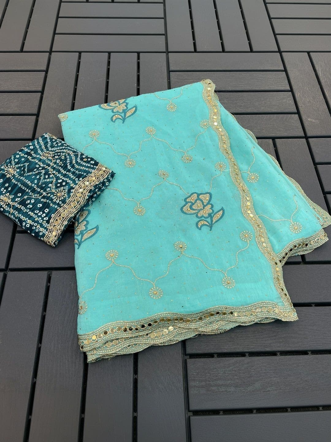 SmileyFashion Floral Embroidered Poly Georgette Saree thumbnail 3