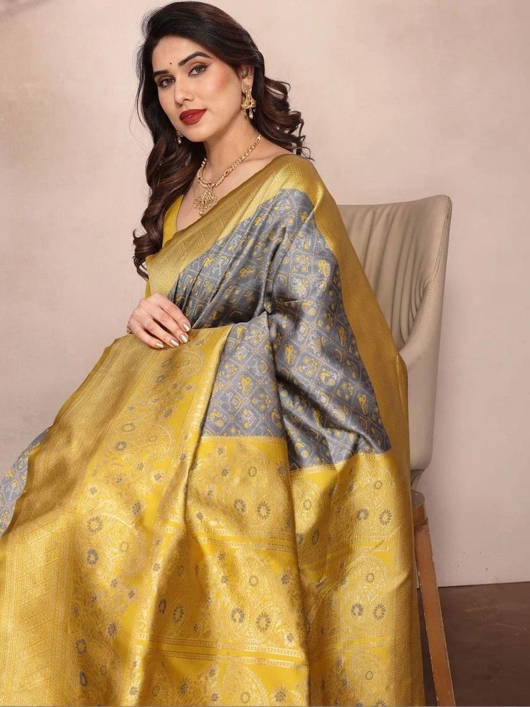 Aaishvyapparels Woven Design Zari Art Silk Banarasi Saree thumbnail 3