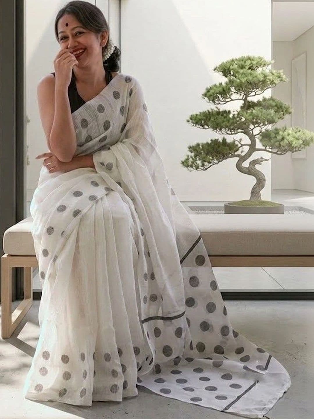 ADR CHIKANKARI Polka Dot Zari Art Silk Fusion Banarasi Saree thumbnail 6