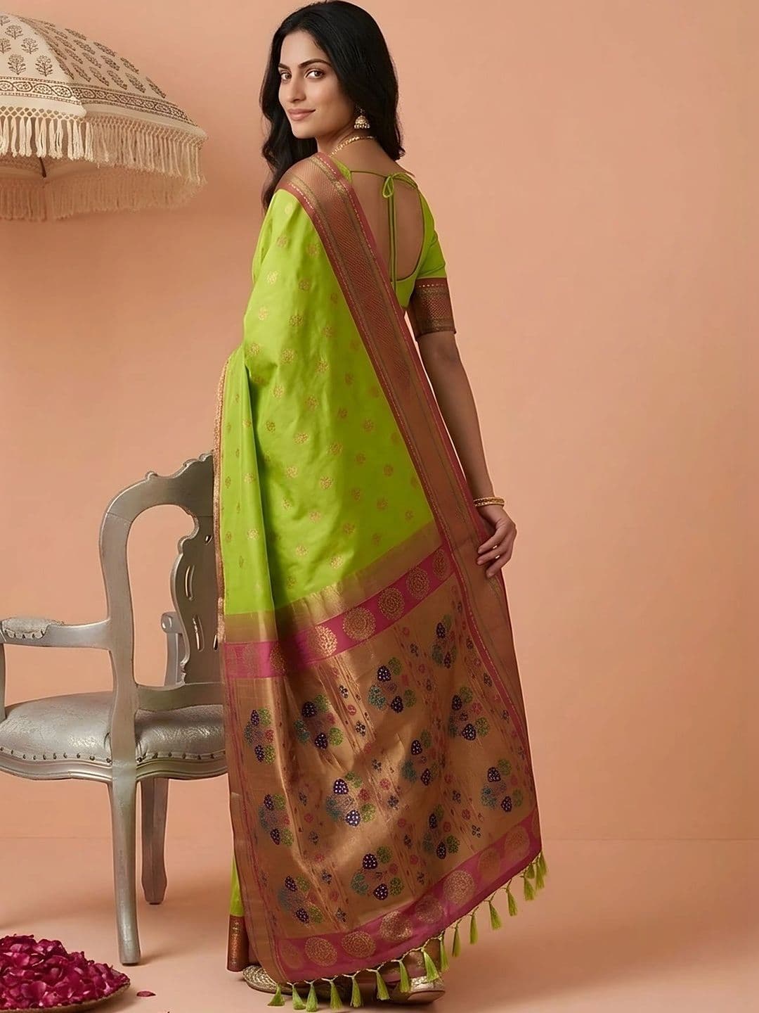 Dori Woven Design Zari Silk Blend Banarasi Saree thumbnail 4