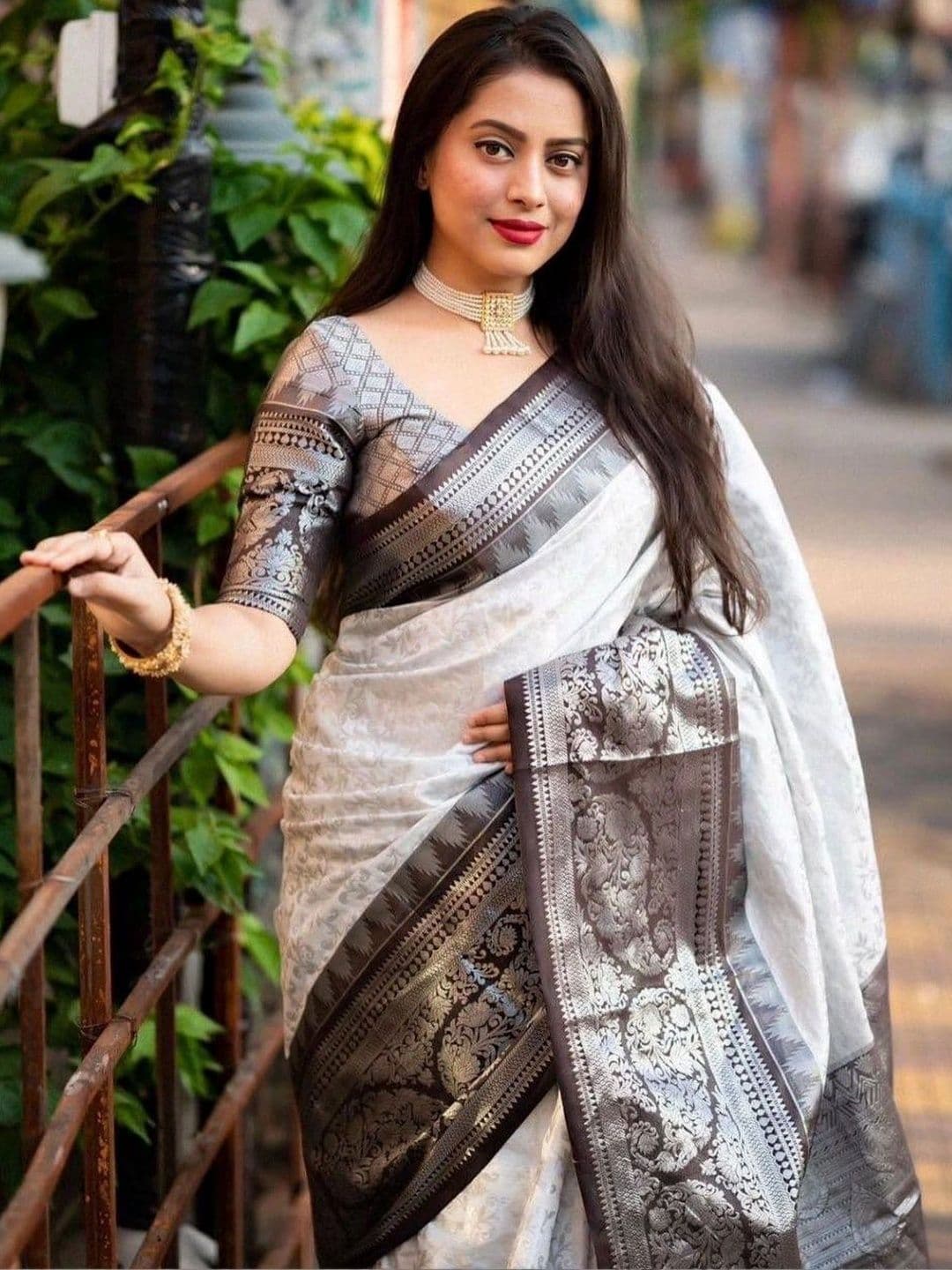 7Eleven Fashion Woven Design Zari Art Silk Banarasi Saree thumbnail 4