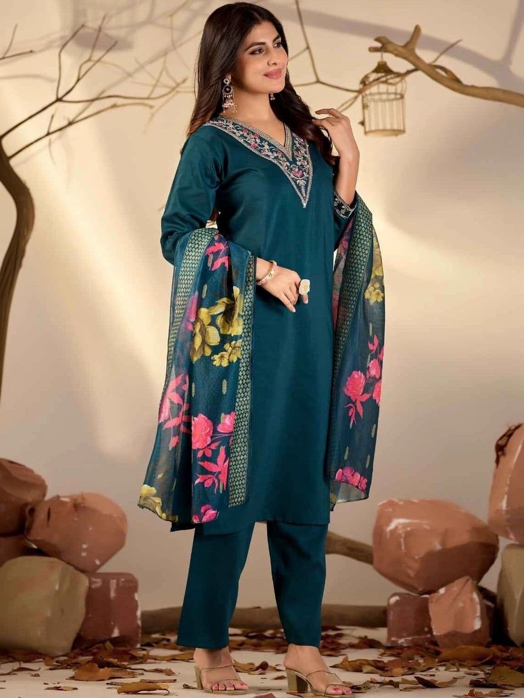 PANJURLI Women Floral Embroidered Regular Thread Work Kurta with Trousers & With Dupatta thumbnail 3