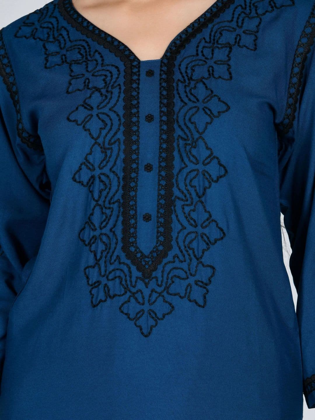 YOJINI Women Ethnic Motifs Embroidered Regular Thread Work Kurta with Palazzos thumbnail 3
