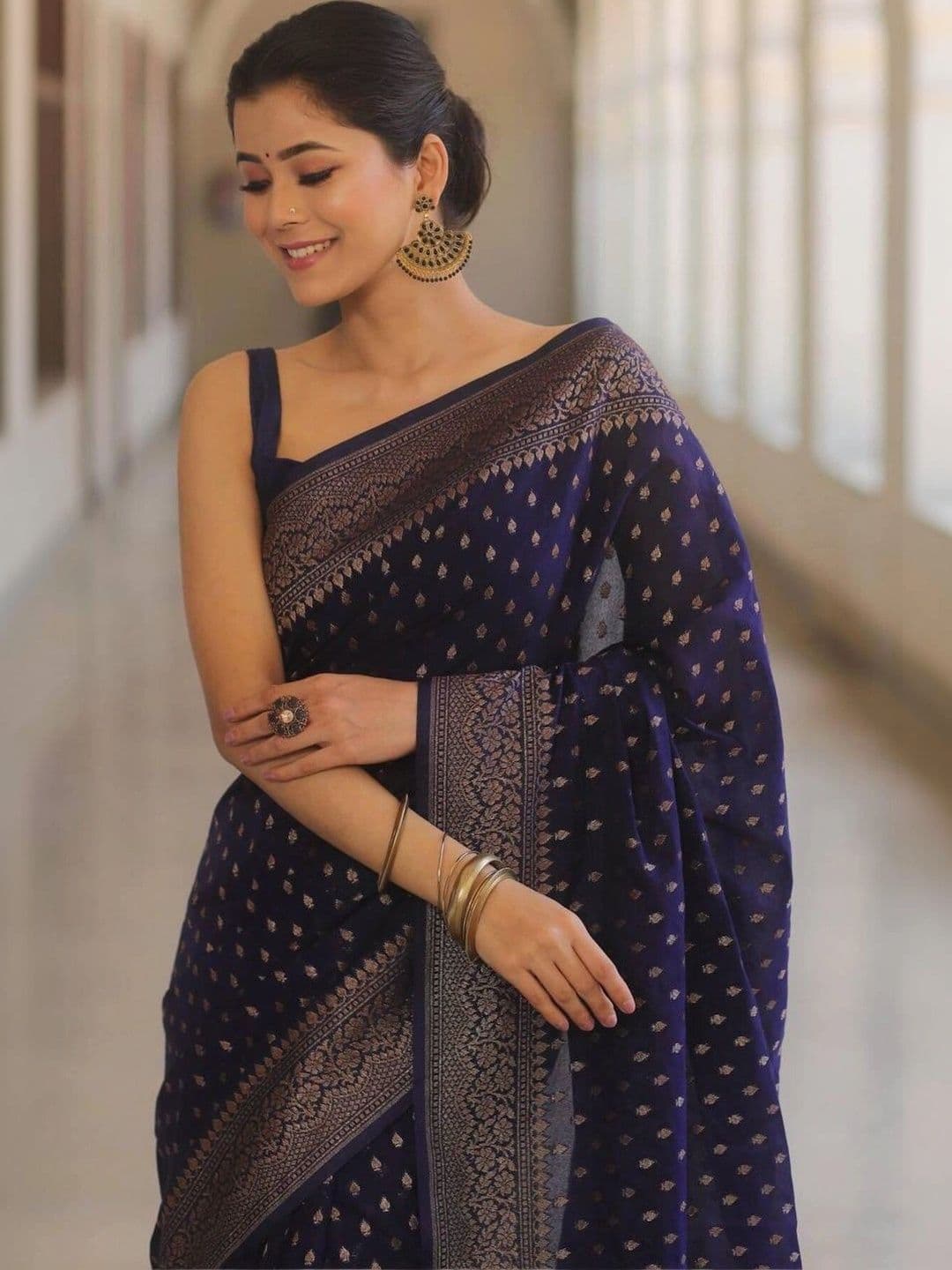 VS MALL Woven Design Zari Banarasi Saree thumbnail 3
