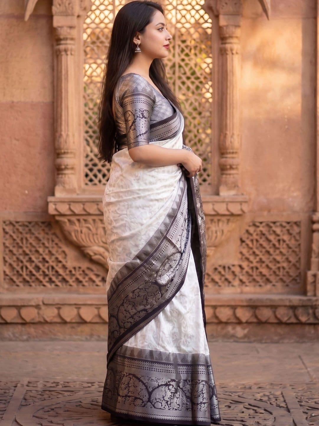 JUICE BEAUTY Woven Design Zari Art Silk Banarasi Saree thumbnail 2