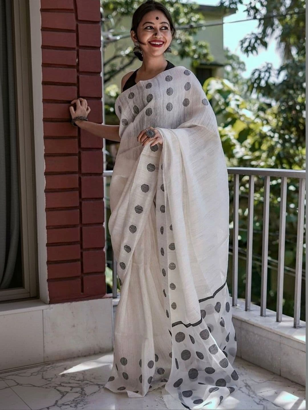 YASHASVI FASHION Woven Design Zari Art Silk Banarasi Saree - view 1