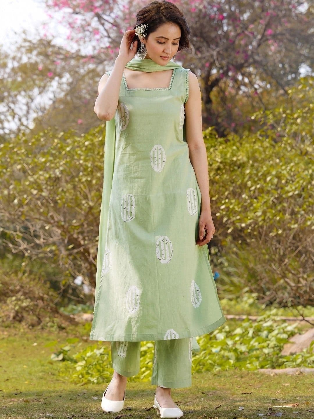 Mitera Women Ethnic Motifs Printed Regular Silk Chiffon Kurta with Trousers & With Dupatta thumbnail 2