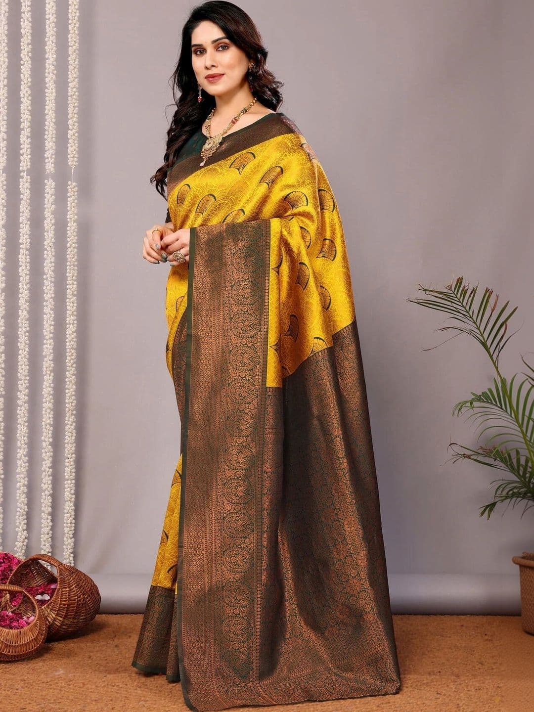 VS MALL Woven Design Zari Banarasi Saree thumbnail 4