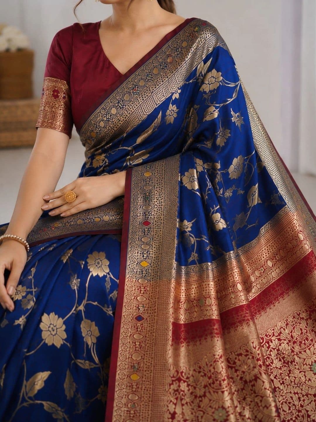 Veera Collection Woven Design Zari Art Silk Designer Banarasi Saree thumbnail 4