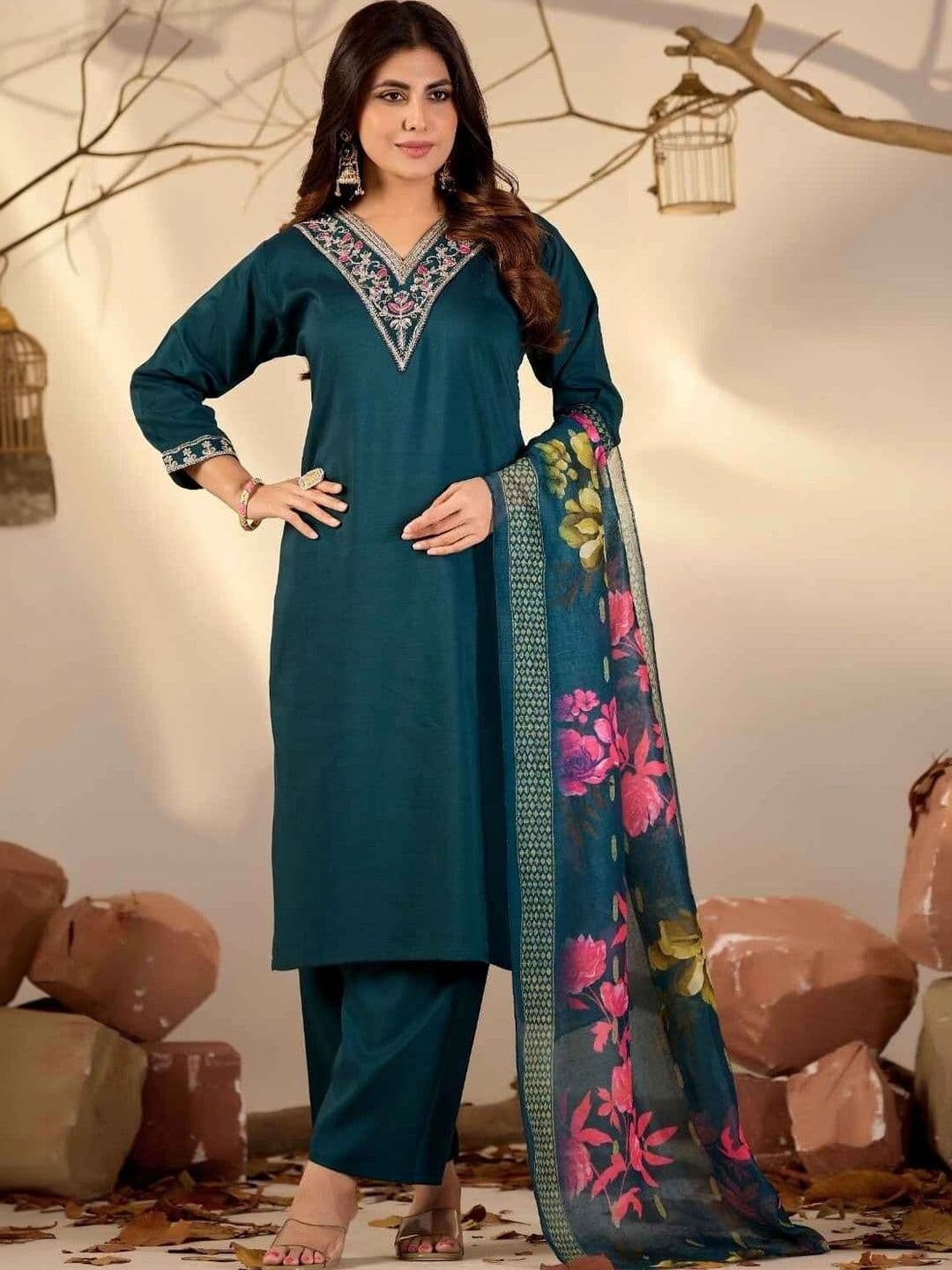 PANJURLI Women Floral Embroidered Regular Thread Work Kurta with Trousers & With Dupatta thumbnail 5