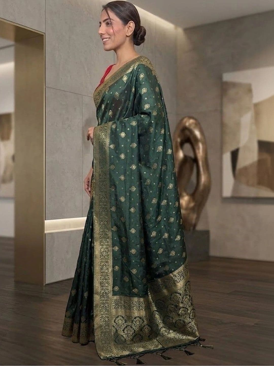 JUICE BEAUTY Woven Design Zari Art Silk Banarasi Saree thumbnail 3