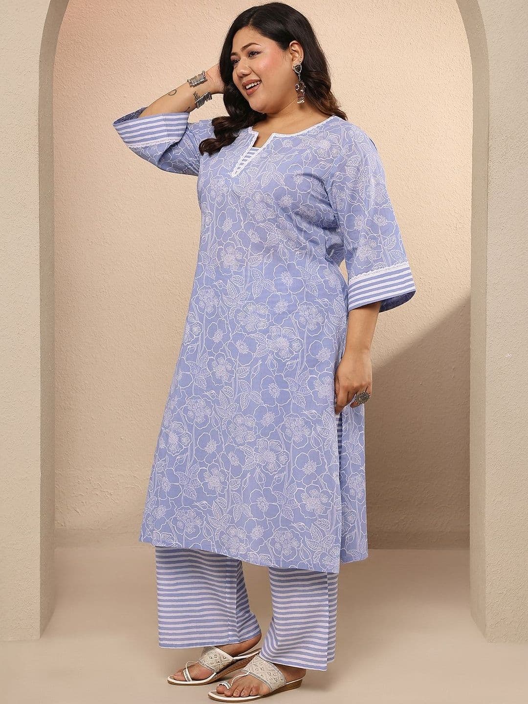 EXTRA LOVE BY LIBAS Plus Size Women Floral Printed Regular Kurta with Palazzos thumbnail 3