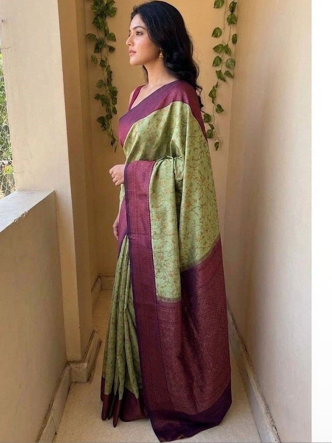 THE AQUARIUS Woven Design Zari Art Silk Banarasi Saree thumbnail 4