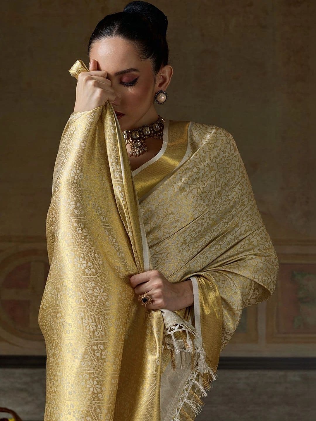 Sutriti Women Woven Design Zari Silk Blend Designer Banarasi Saree thumbnail 2