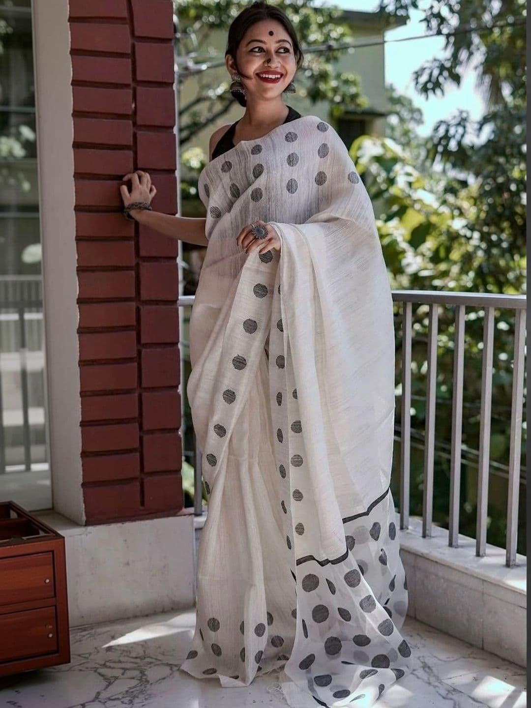 AAVEE Woven Design Zari Art Silk Banarasi Saree - view 1