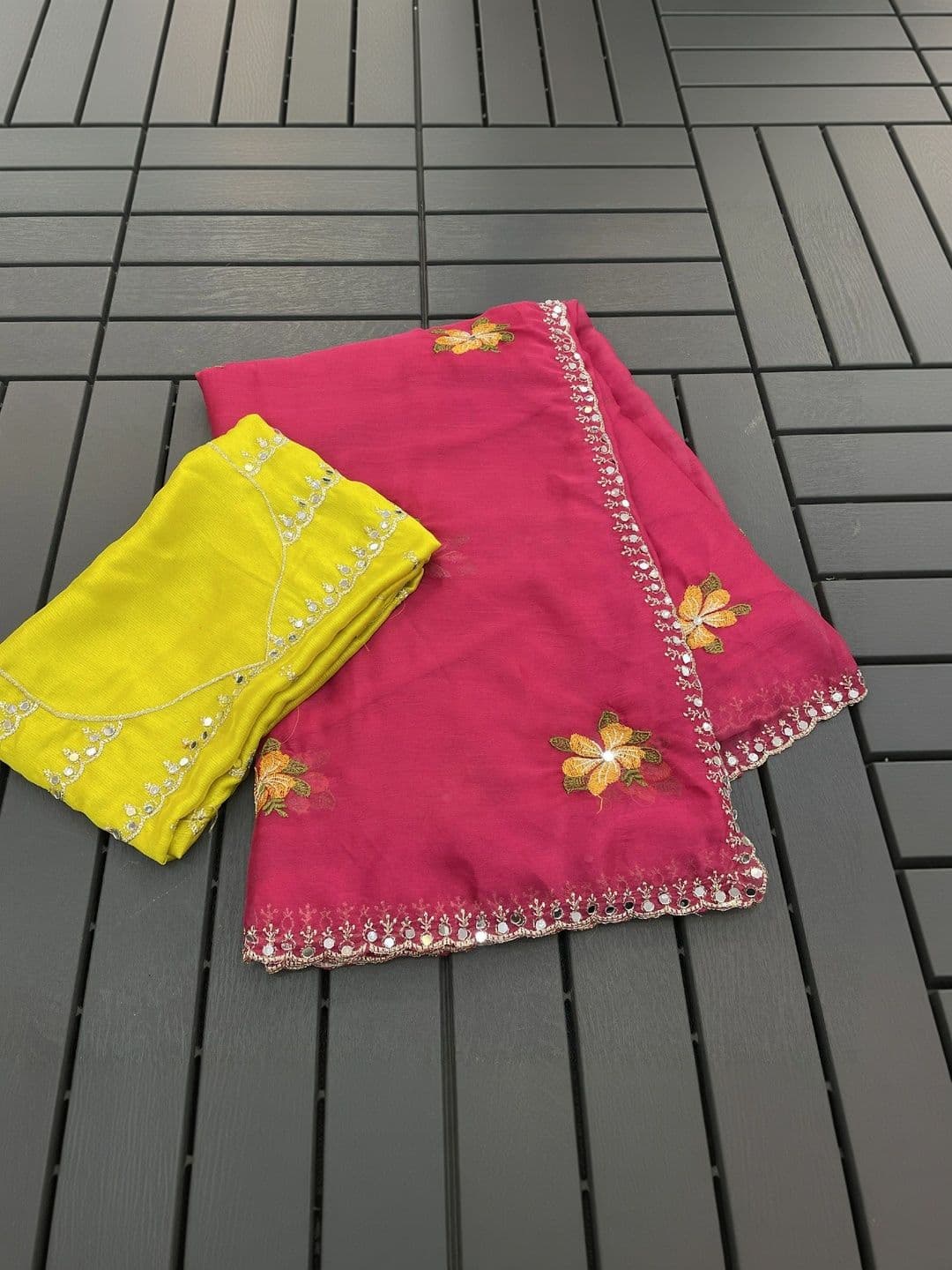 SmileyFashion Floral Mirror Work Poly Chiffon Designer Saree thumbnail 6