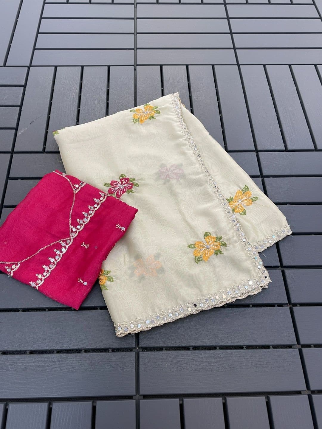 SmileyFashion Floral Embroidered Poly Chiffon Designer Saree thumbnail 4