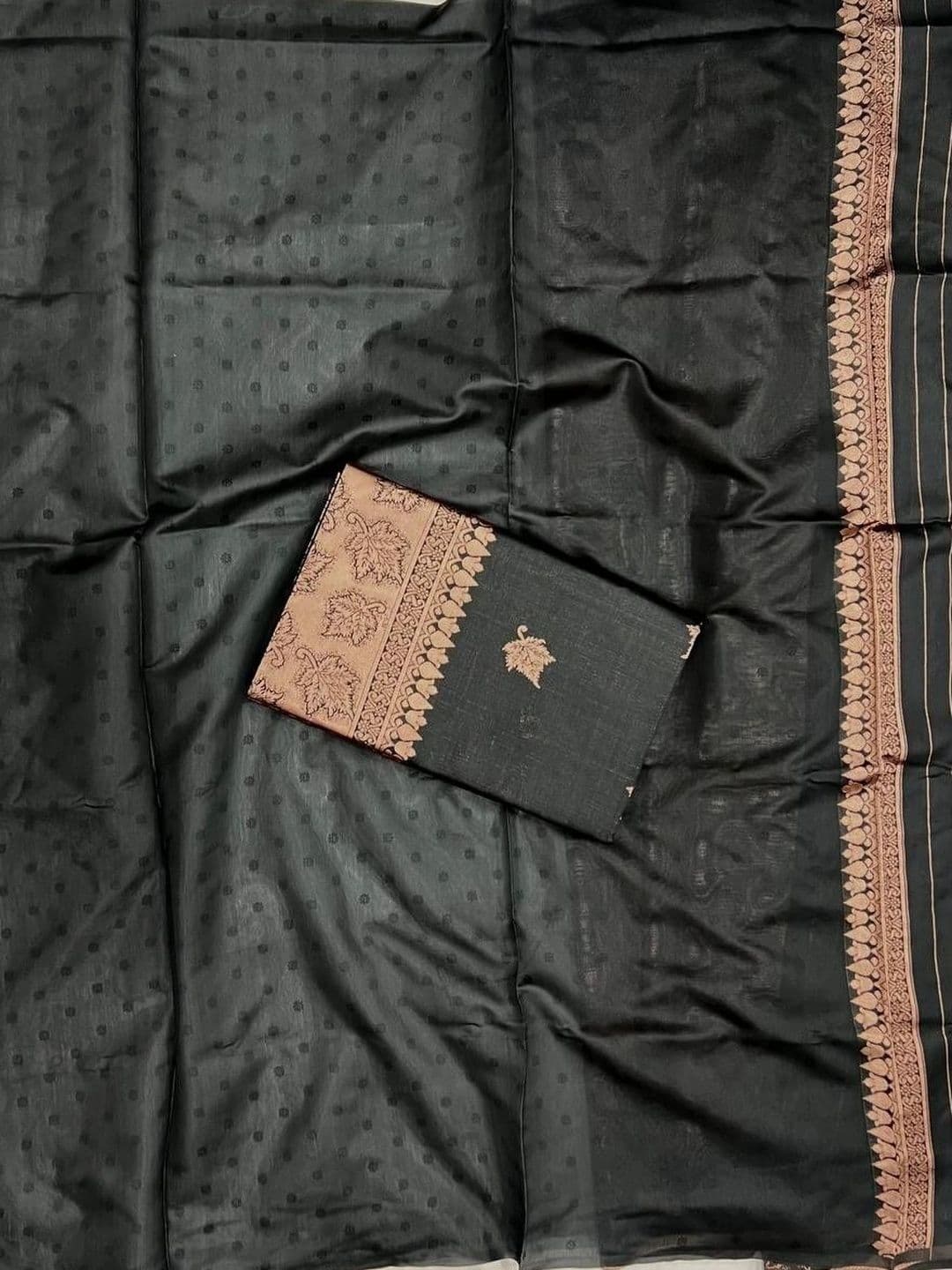 VelvetHue Woven Design Zari Art Silk Banarasi Saree thumbnail 7