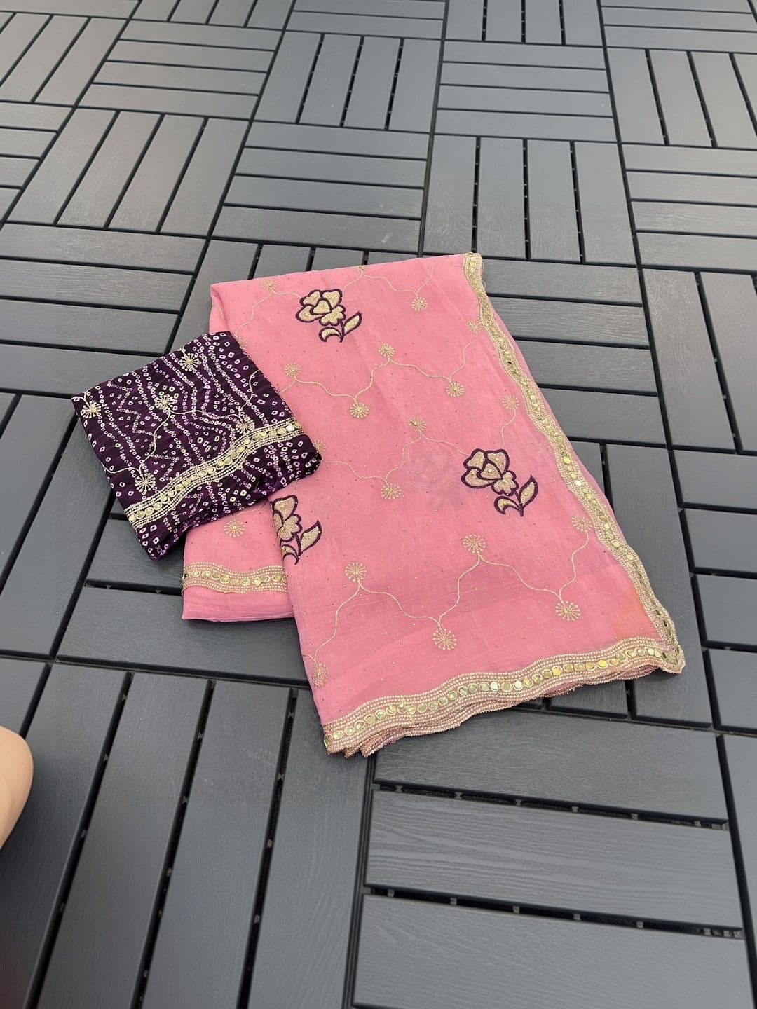 SmileyFashion Floral Embroidered Poly Georgette Saree thumbnail 2