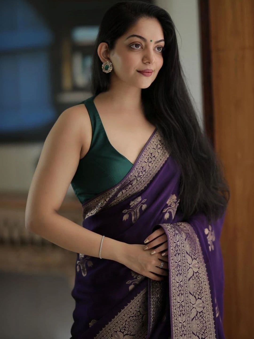 VS MALL Woven Design Zari Banarasi Saree thumbnail 4