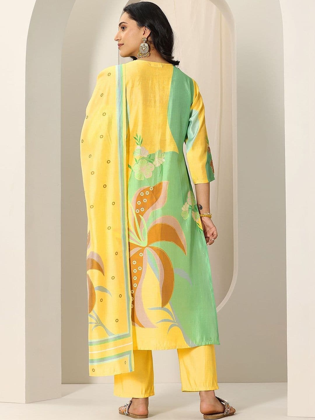 Libas Women Floral Printed Regular Kurta with Trousers & With Dupatta thumbnail 4