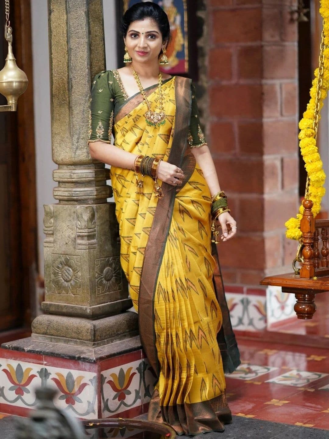 VS MALL Women Ethnic Motifs Zari Banarasi Saree thumbnail 4