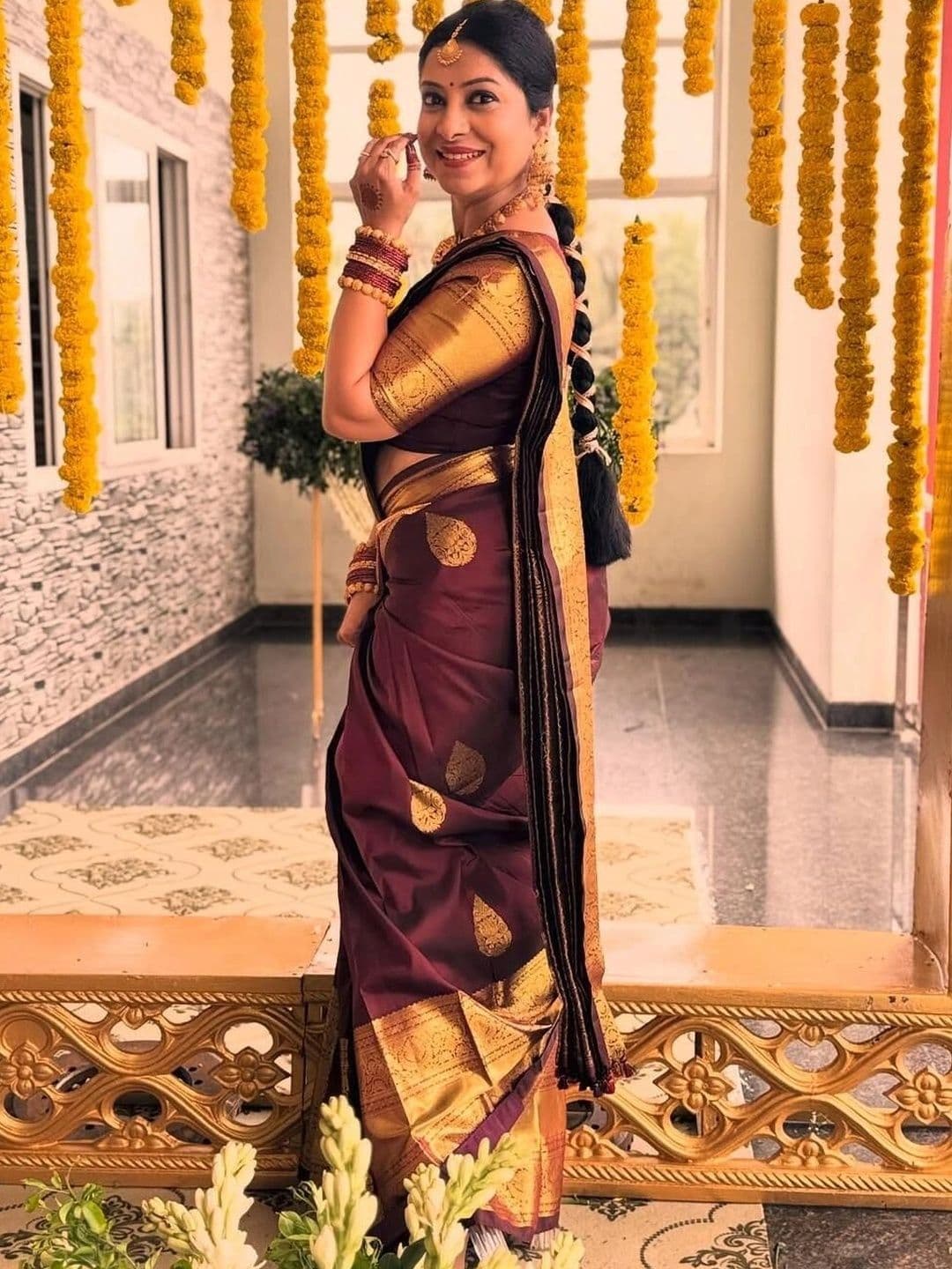VS MALL Women Ethnic Motifs Printed Zari Banarasi Saree thumbnail 3