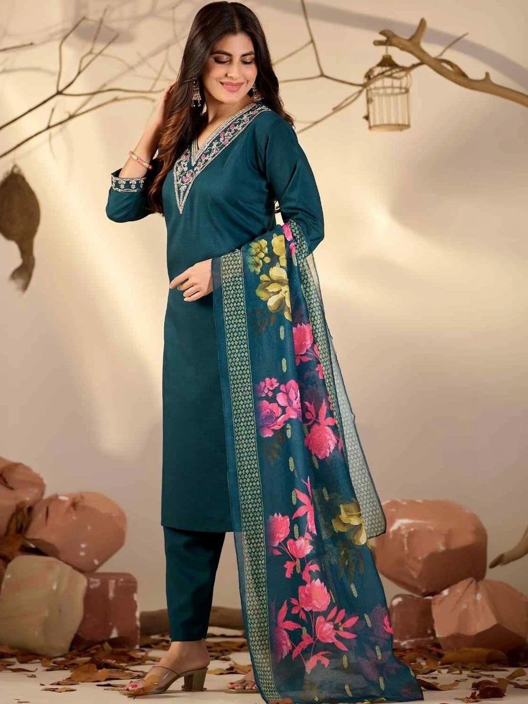 PANJURLI Women Floral Embroidered Regular Thread Work Kurta with Trousers & With Dupatta thumbnail 2