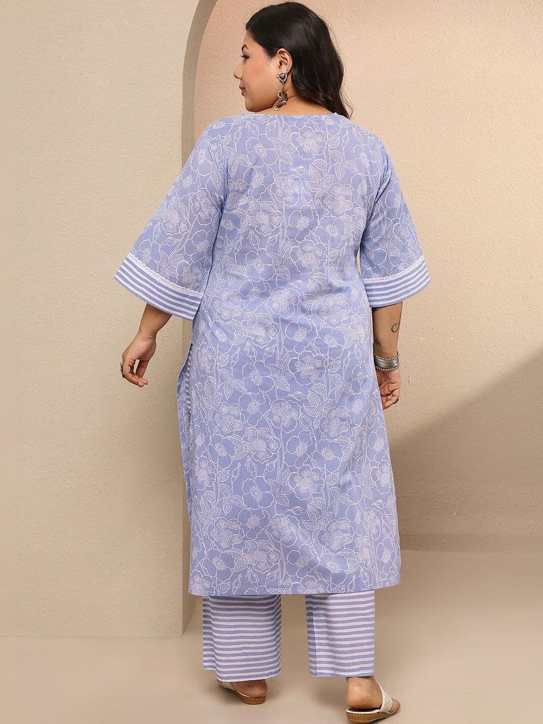 EXTRA LOVE BY LIBAS Plus Size Women Floral Printed Regular Kurta with Palazzos thumbnail 4