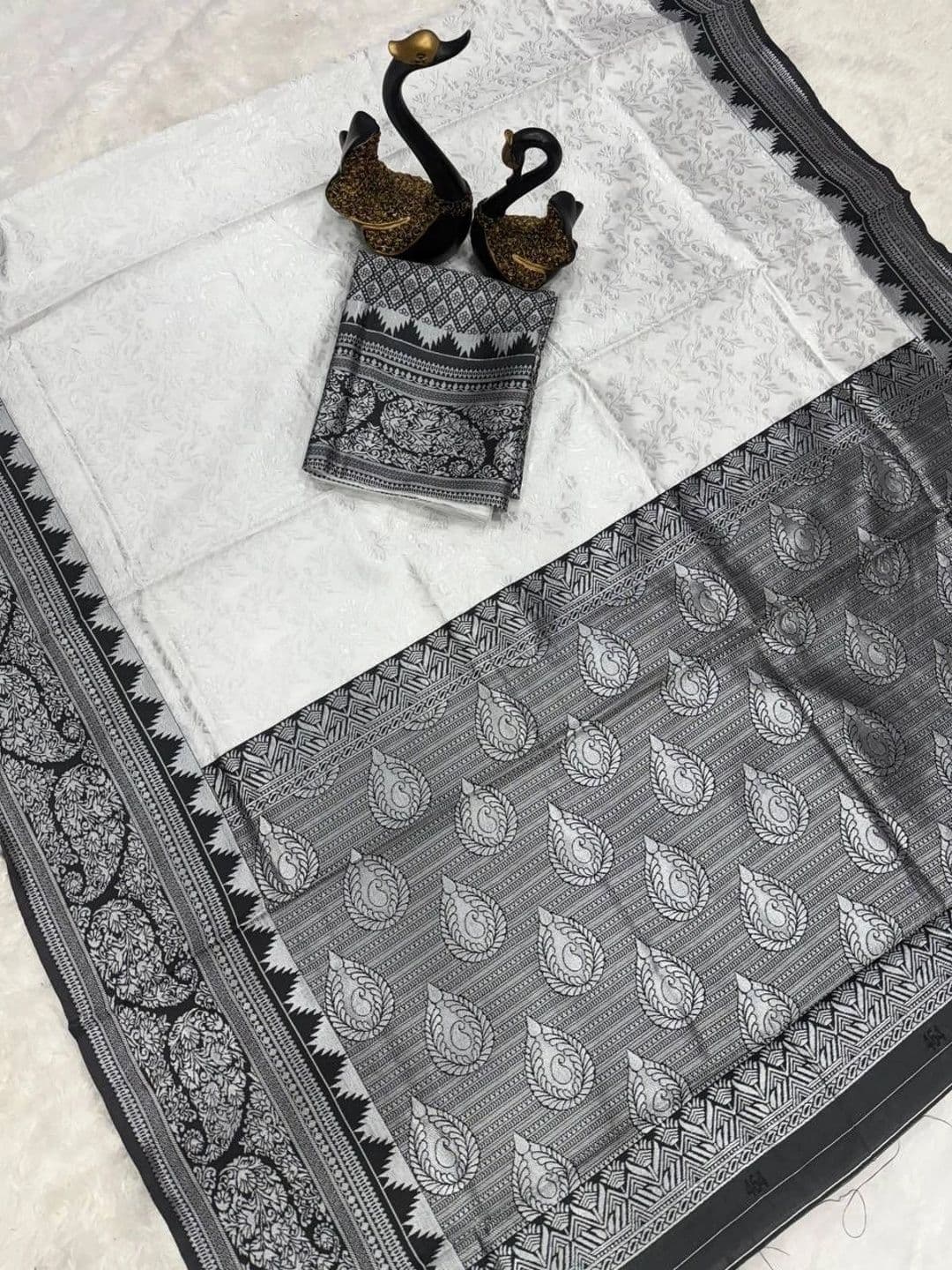 7Eleven Fashion Woven Design Zari Art Silk Banarasi Saree thumbnail 3