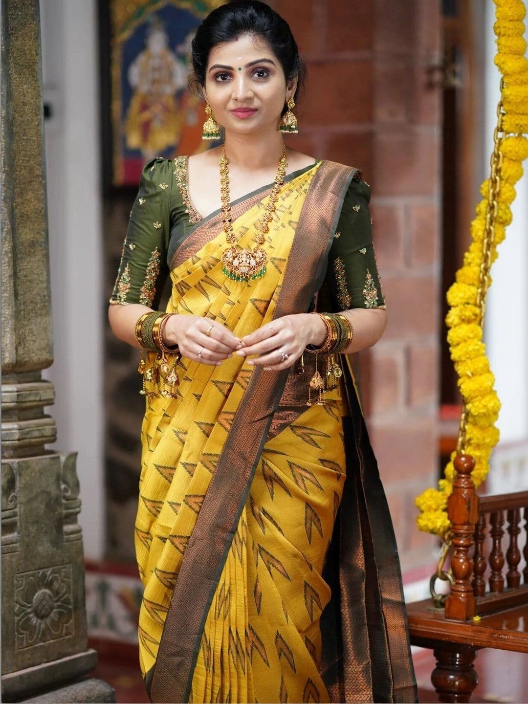 VS MALL Women Ethnic Motifs Zari Banarasi Saree thumbnail 2