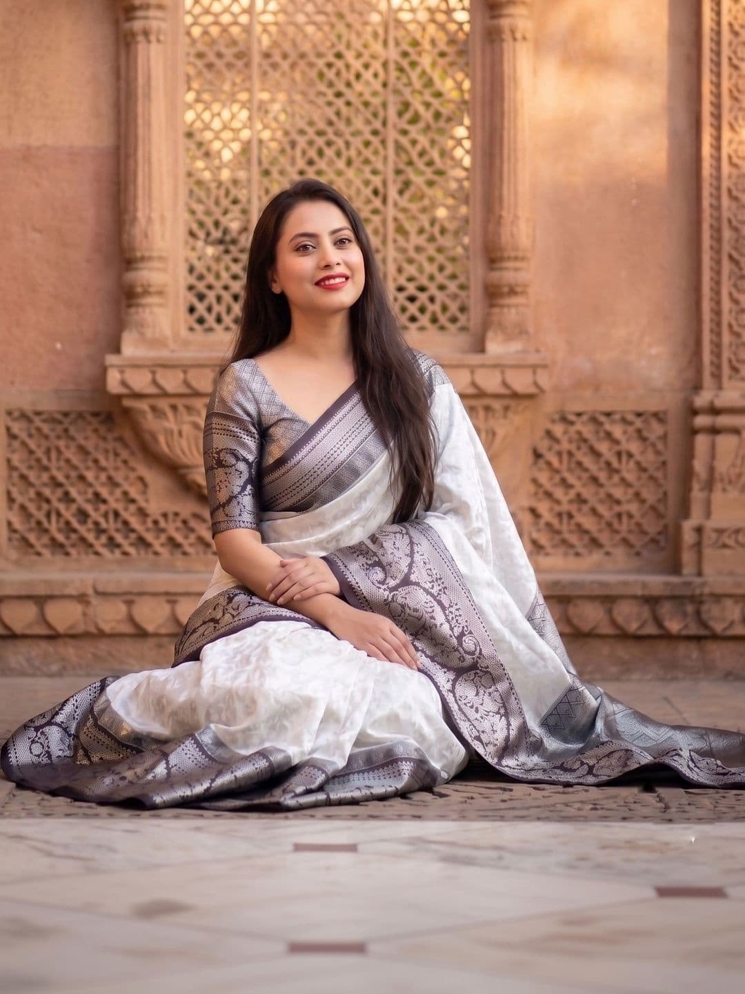 JUICE BEAUTY Woven Design Zari Art Silk Banarasi Saree thumbnail 6