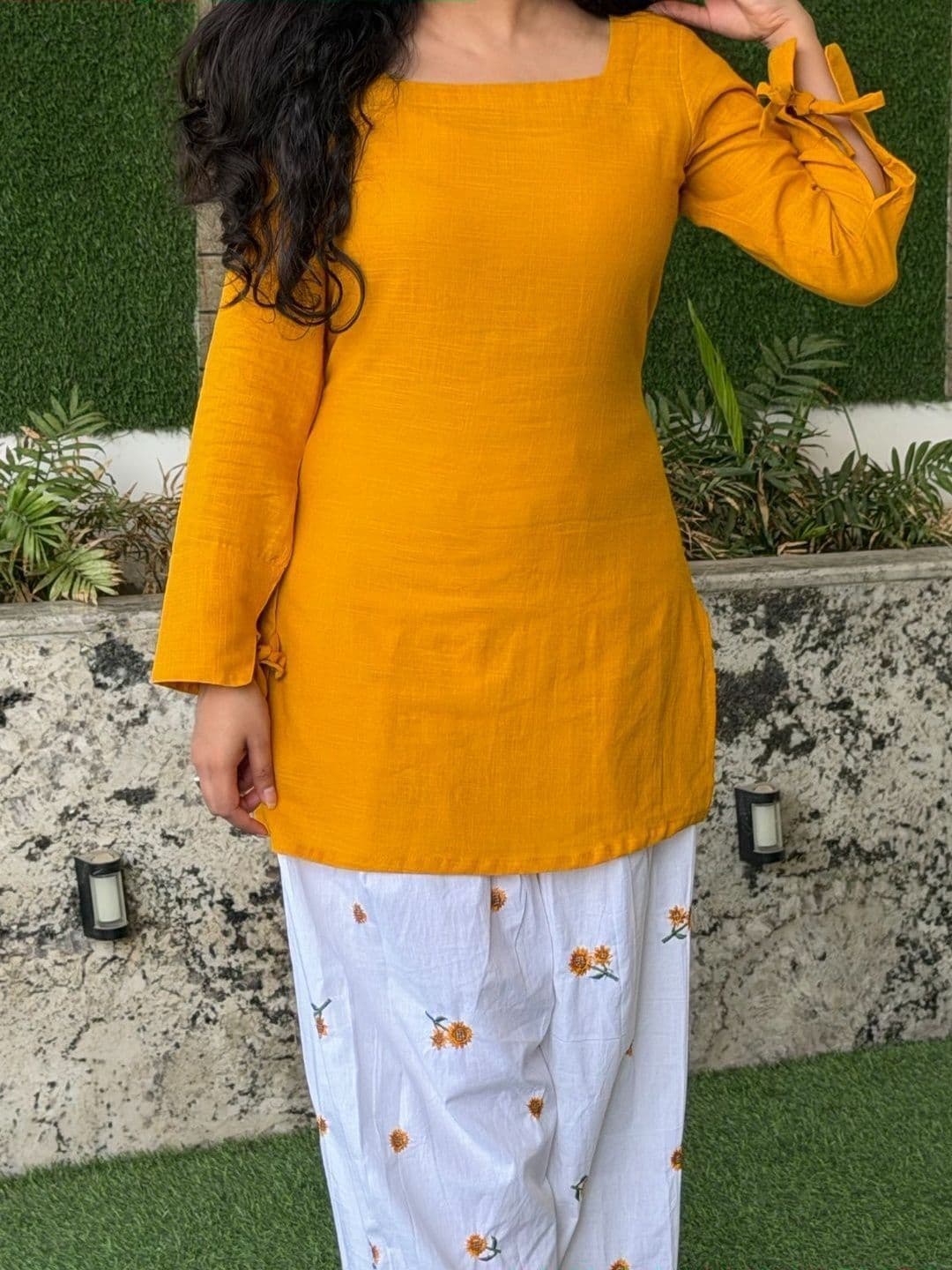 SUNDAR BAI Women Ethnic Motifs Regular Thread Work Kurti with Trousers thumbnail 2